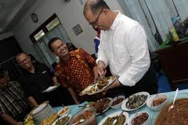 Mencairkan Suasana Kerja dengan Makan Bersama